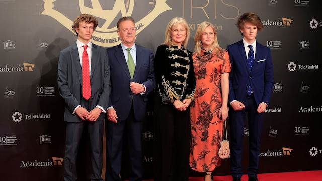 Manuel Campo Vidal y María Rey con sus hijos