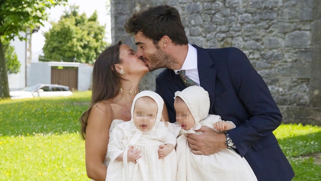 Marta Pombo y Luis Zamalloa bautizan a sus hijas en Suesa, Cantabria, el 12 de julio de 2025