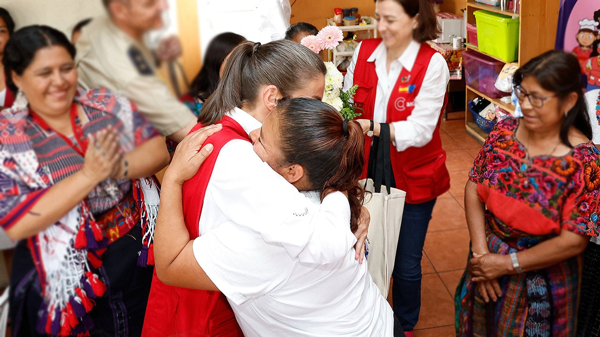 La reina Letizia, conmovida al visitar a las mujeres de un centro contra la violencia de género en Guatemala