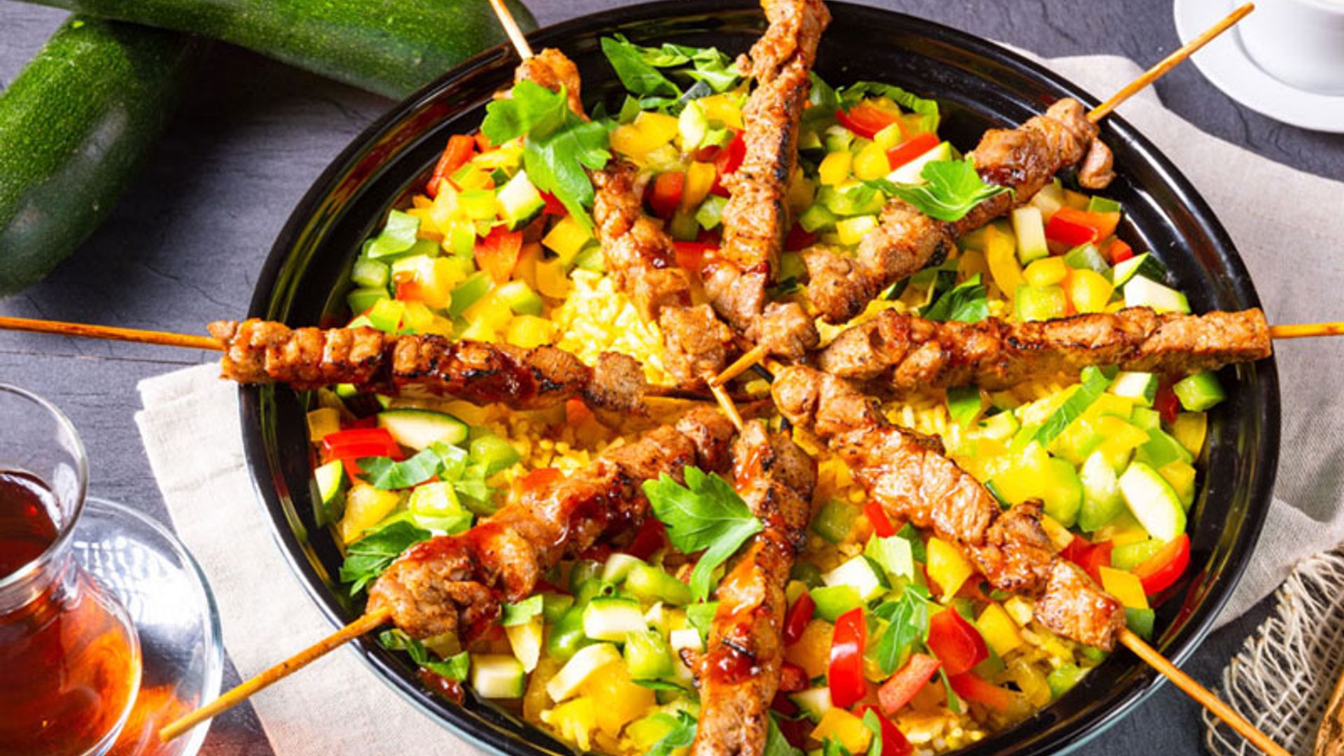Brochetas de cordero con arroz al curry y vegetales