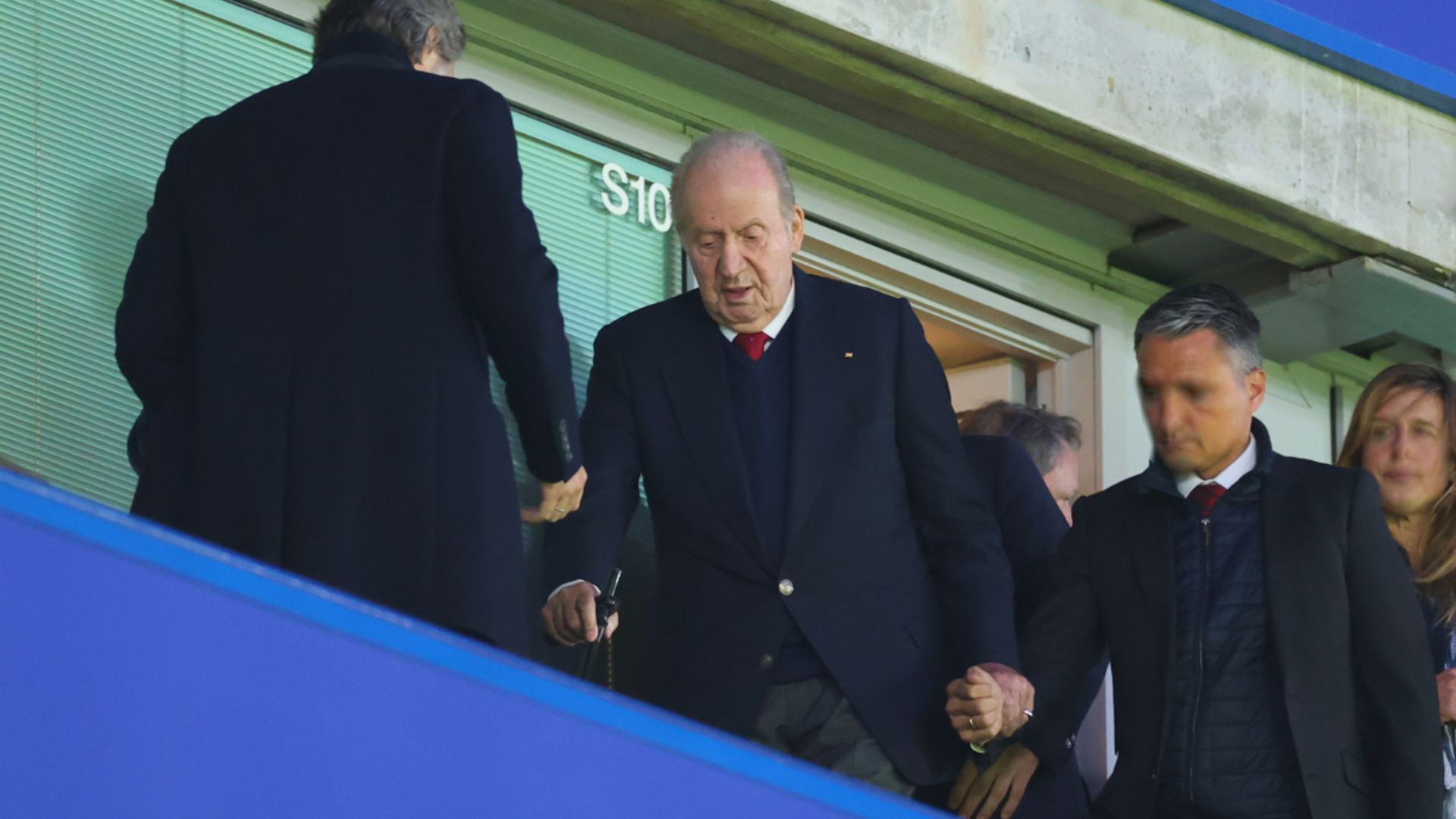Don Juan Carlos disfruta de la victoria del Real Madrid contra el Chelsea en Londres