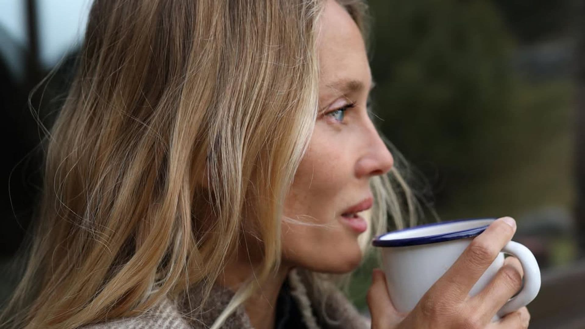 Vanesa Lorenzo tomando un café
