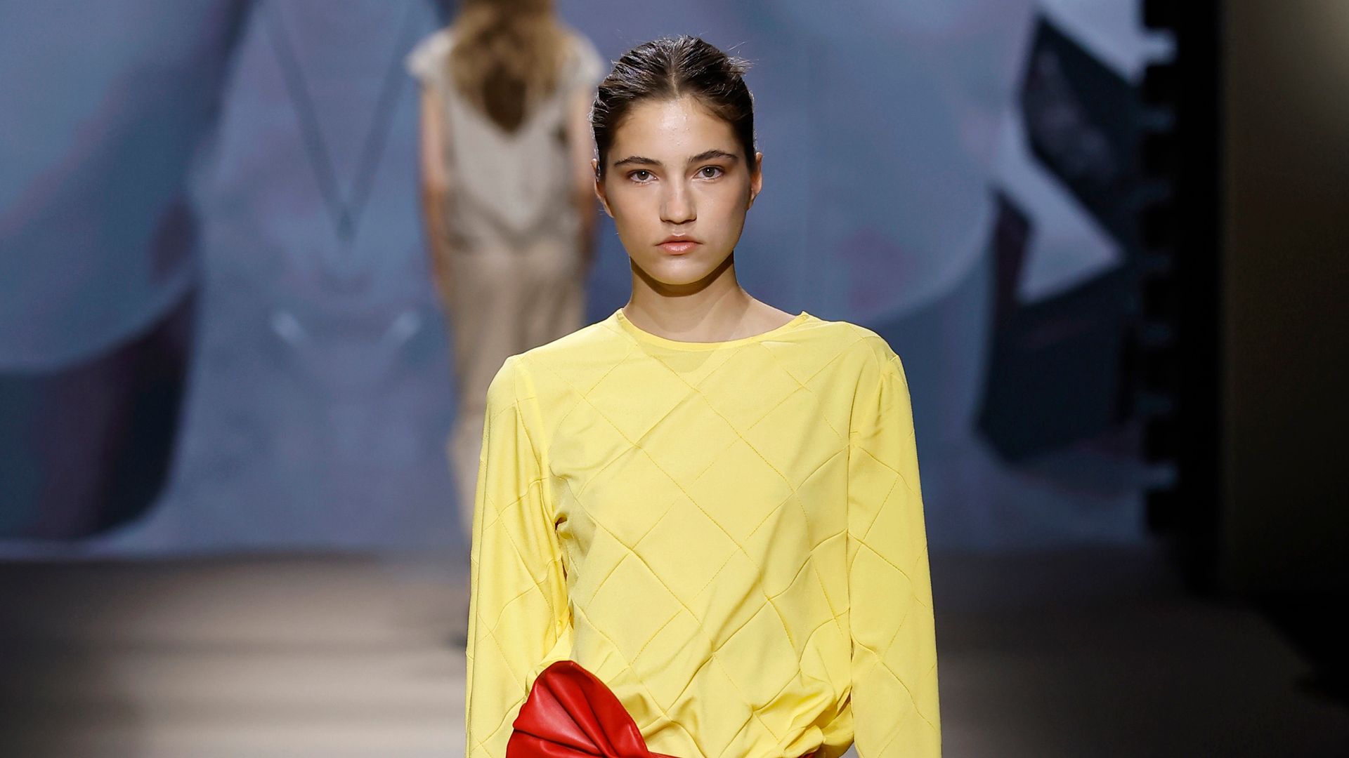 Coosy debuta sobre la pasarela madrileña con una colección creada junto a Miguel Palacio llena de color y prendas estructuradas