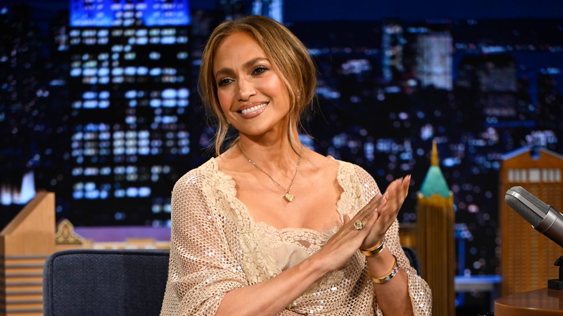 Jennifer Lopez en el show de Jimmy Fallon el 7 de octubre de 2025. 