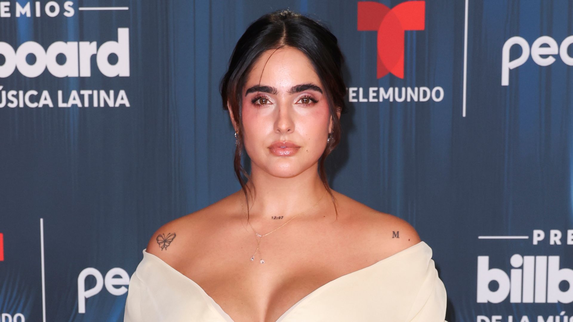 Isabella Ladera hace su regreso a las alfombras a tres meses de recibir a su hijo, Koa 