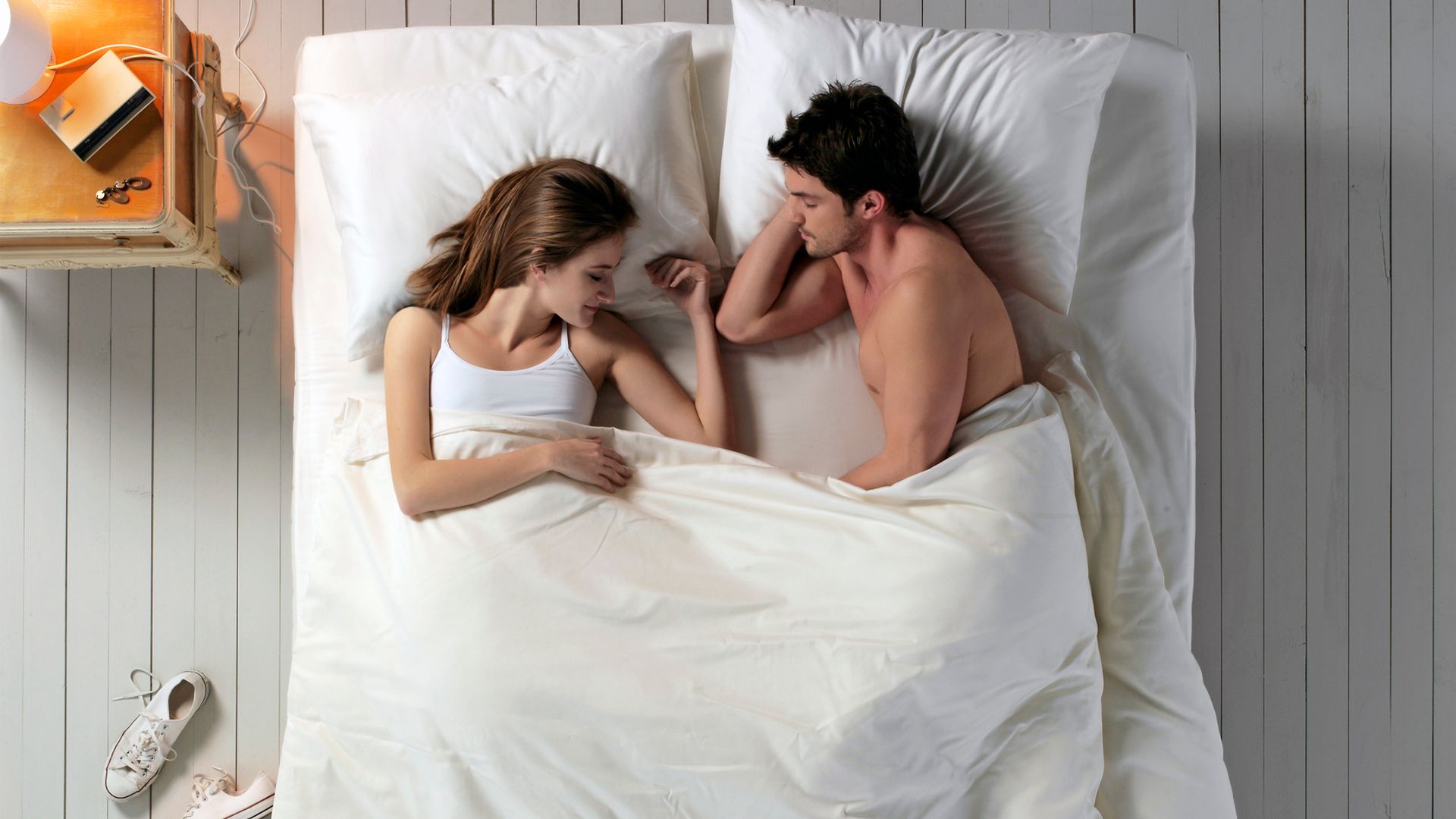 Pareja durmiendo en la misma cama