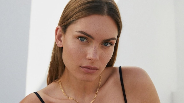 Rostro de mujer bella con camiseta de tirantes negra