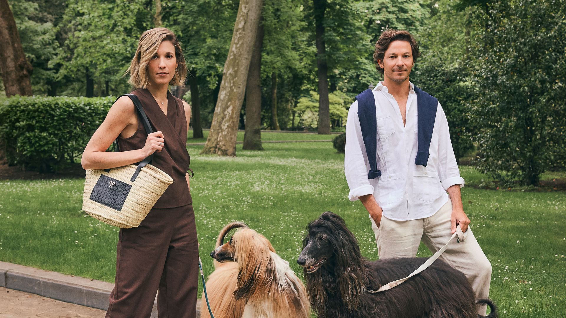 Inés de Cominges, que vive en París con su marido y sus dos hijos; y su hermano Rafa, arquitecto e inversor inmobiliario afincado en Madrid. "Hablamos con frecuencia y aprovechamos cualquier ocasión para reunirnos en familia. La verdad que viajamos mucho los dos entre París y Madrid", nos dicen mientras posan con prendas de Silbon