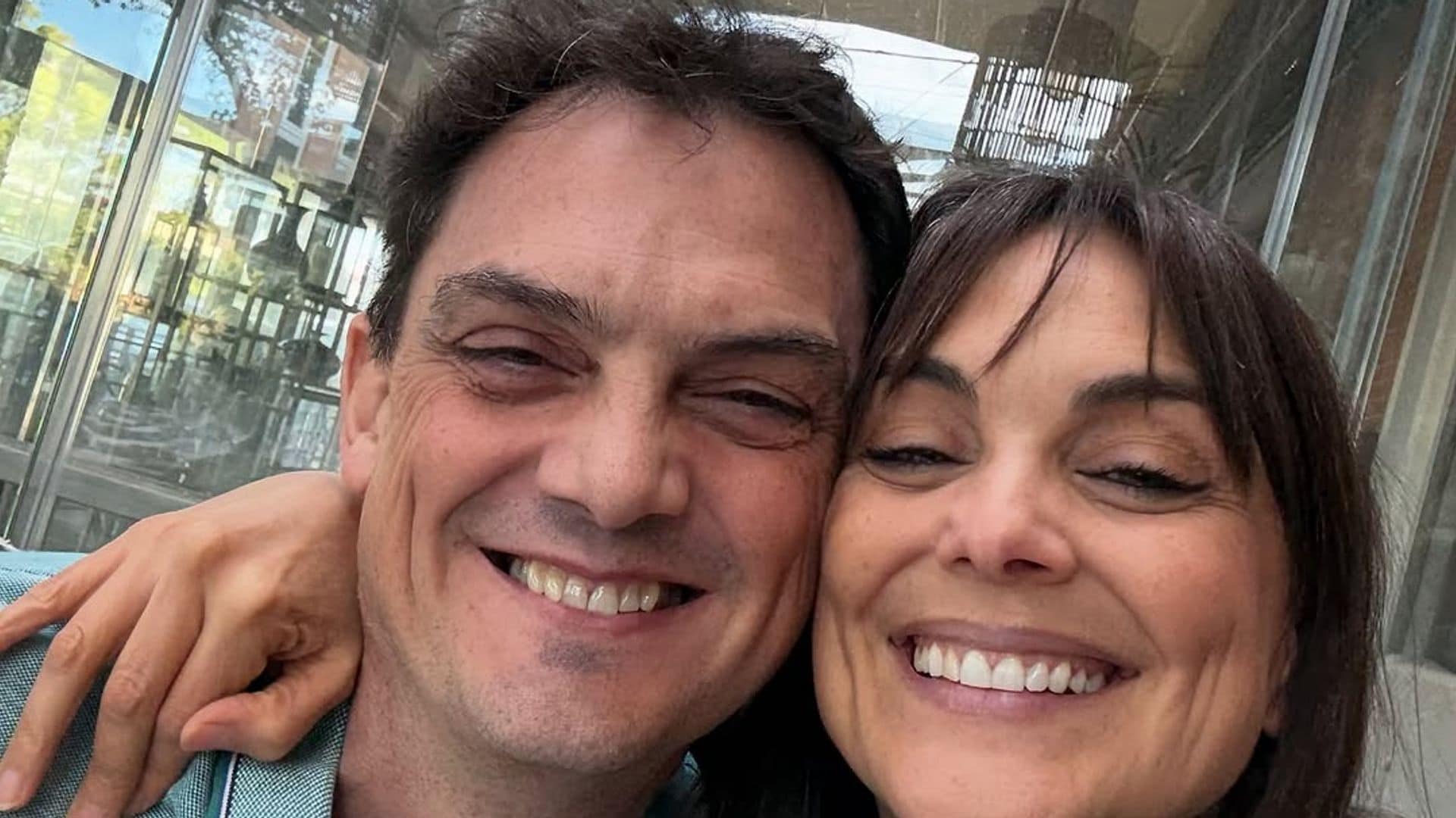 Mónica Carrillo comparte imágenes de su hermano y las redes alucinan: ¡Es su clon!