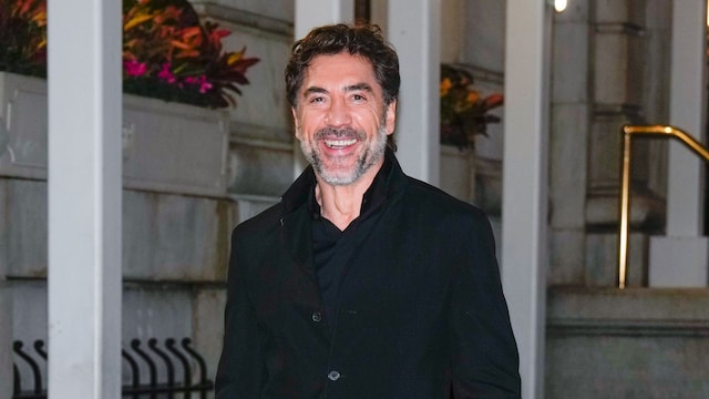 Plano entero de Javier Bardem con traje negro sencillo