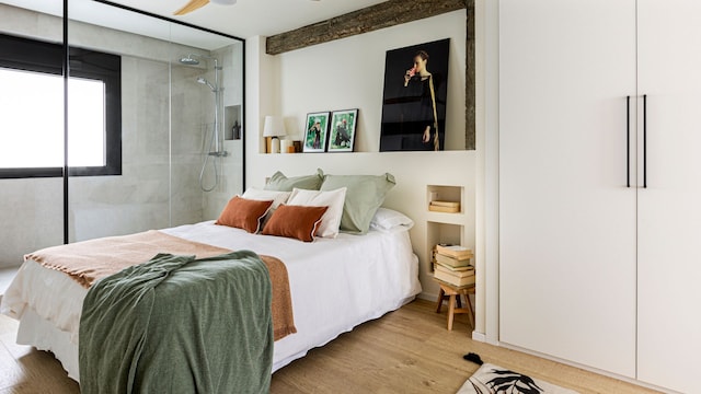 Dormitorio con ducha integrada