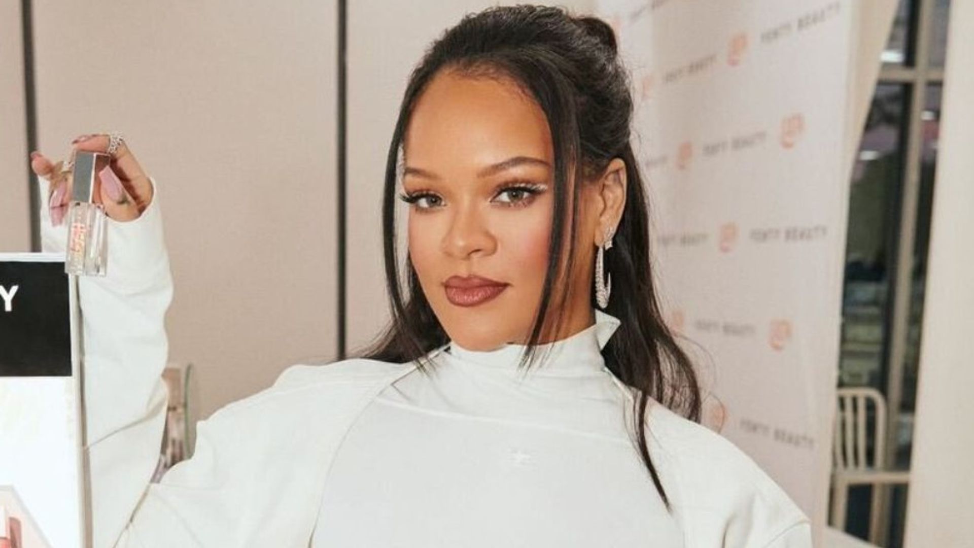 Con falda larga y top ajustado: el look de Rihanna que querrás copiar aunque no estés embarazada