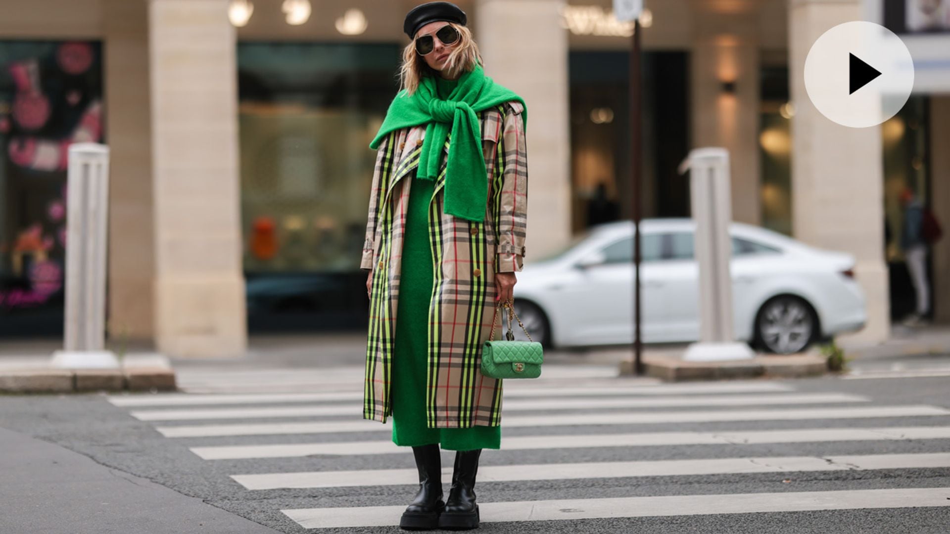 Saca del armario tu gabardina y apúntate a estos looks para días de invierno con sol