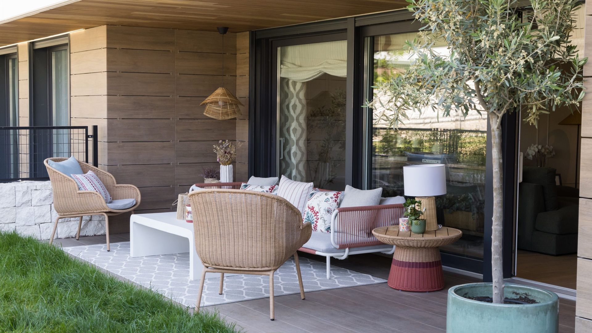 Porche con muebles de exterior