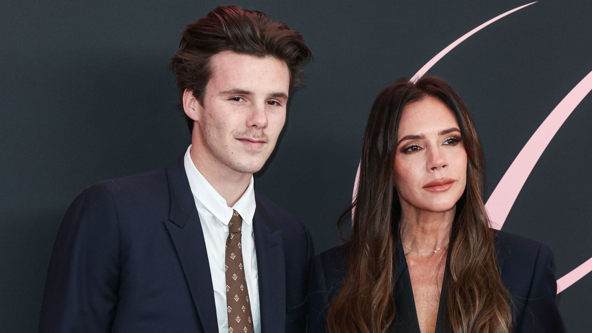 Cruz Beckham reacciona a la versión de su hermano Brooklyn sobre el inapropiado’ baile de su madre, Victoria