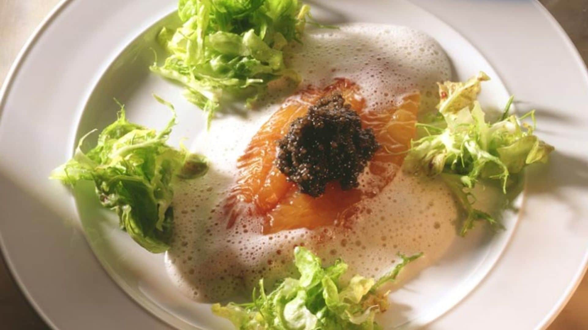 Salmón ahumado con caviar en salsa de champán