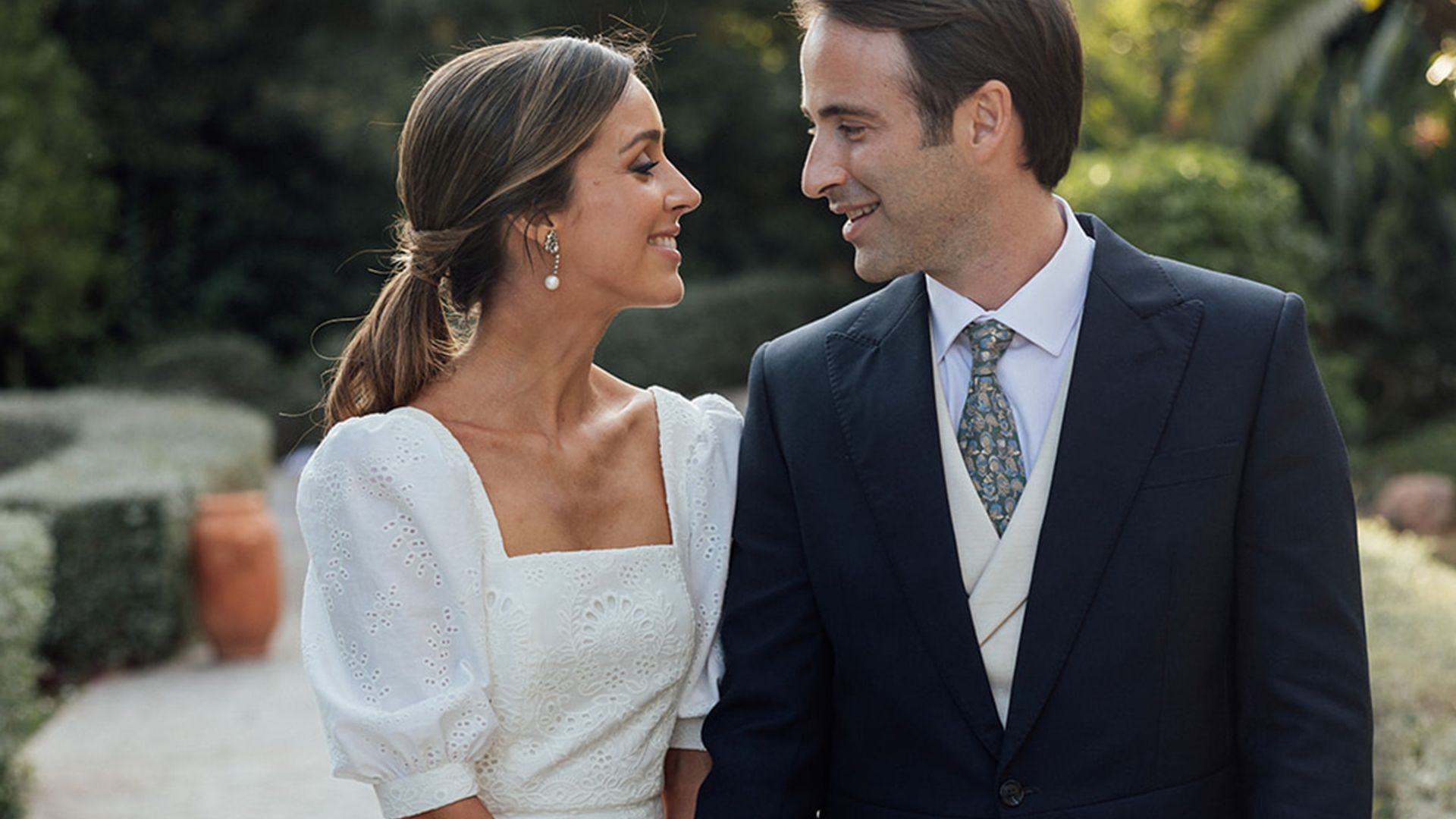 La boda campestre de Rocío, la novia valenciana del vestido troquelado y la coleta de tendencia