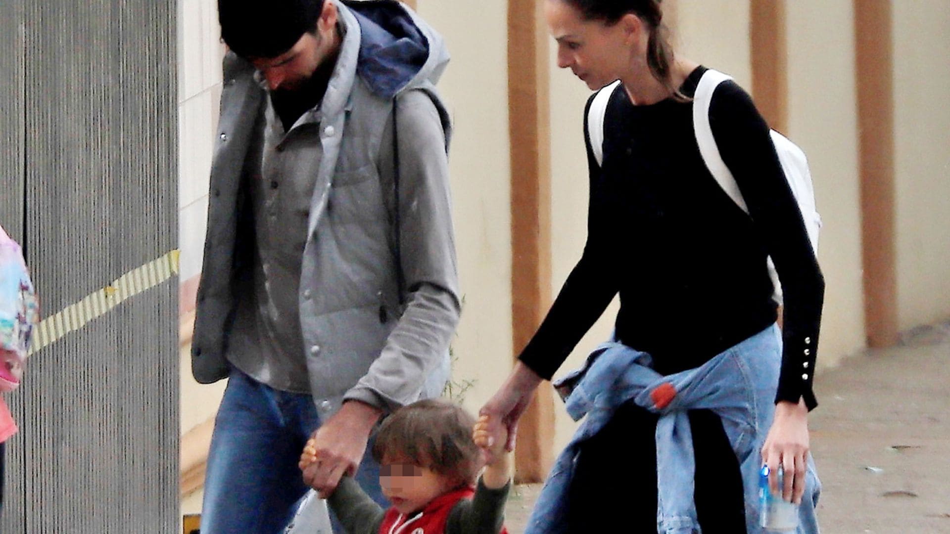 ¡Sin soltarse de la mano! El paseo más familiar de Eva González y Cayetano Rivera con su hijo