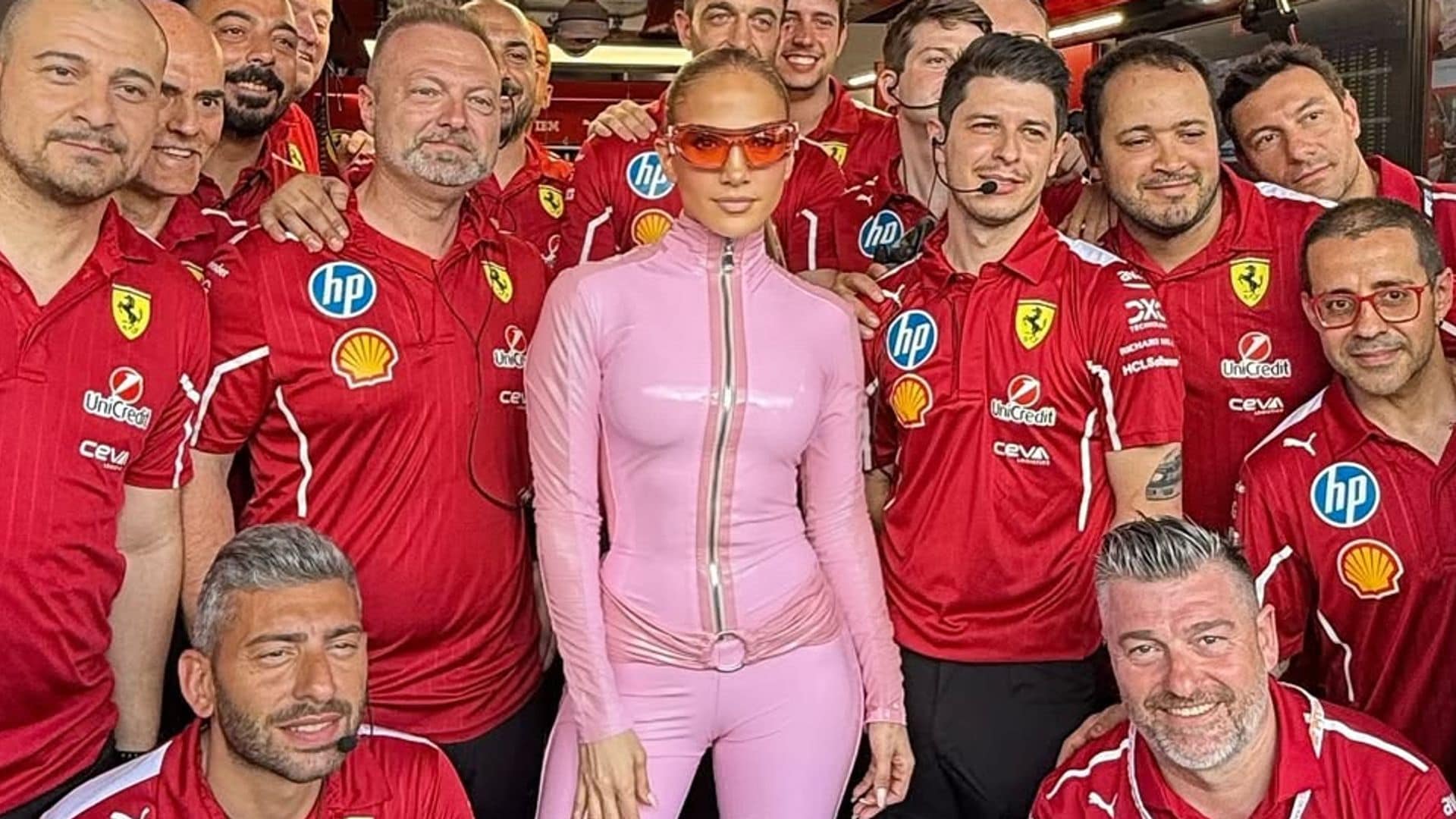 Jennifer Lopez impacta en Arabia Saudí con su look más rompedor: 'Dando un toque de brillo a la F1'