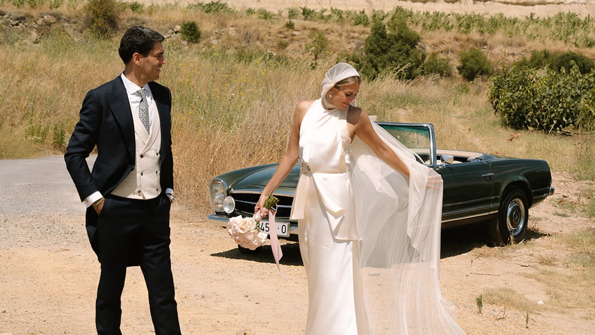 La boda entre viñedos de Nerea: un vestido con un toque vintage, joyas familiares y un velo estilo 'Julieta'