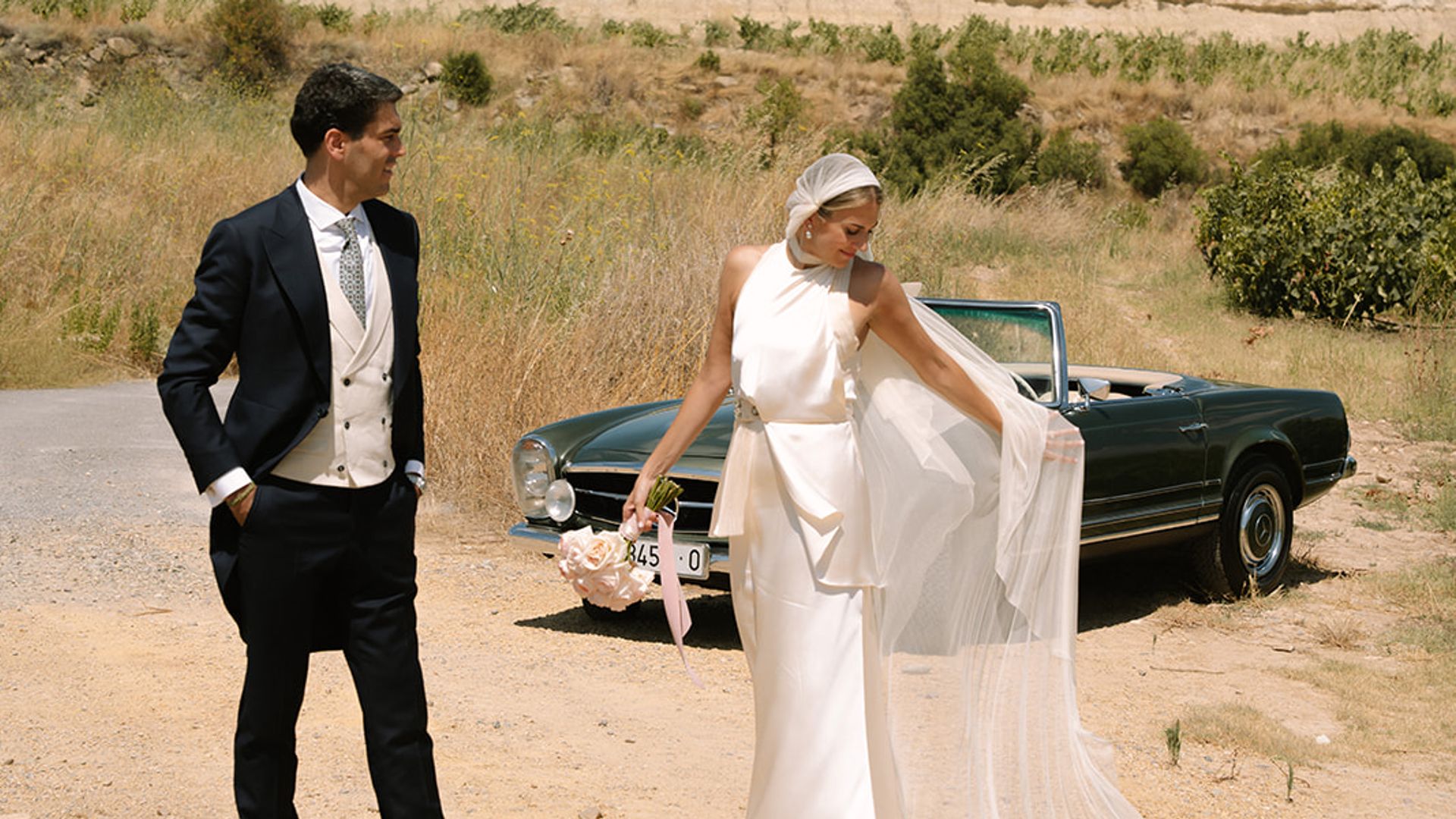 La boda entre viñedos de Nerea: un vestido con un toque vintage, joyas familiares y un velo estilo Julieta