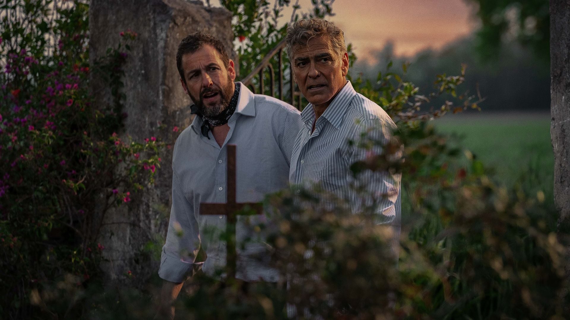 Adam Sandler y George Clooney en 'Jay Kelly', de Netflix.