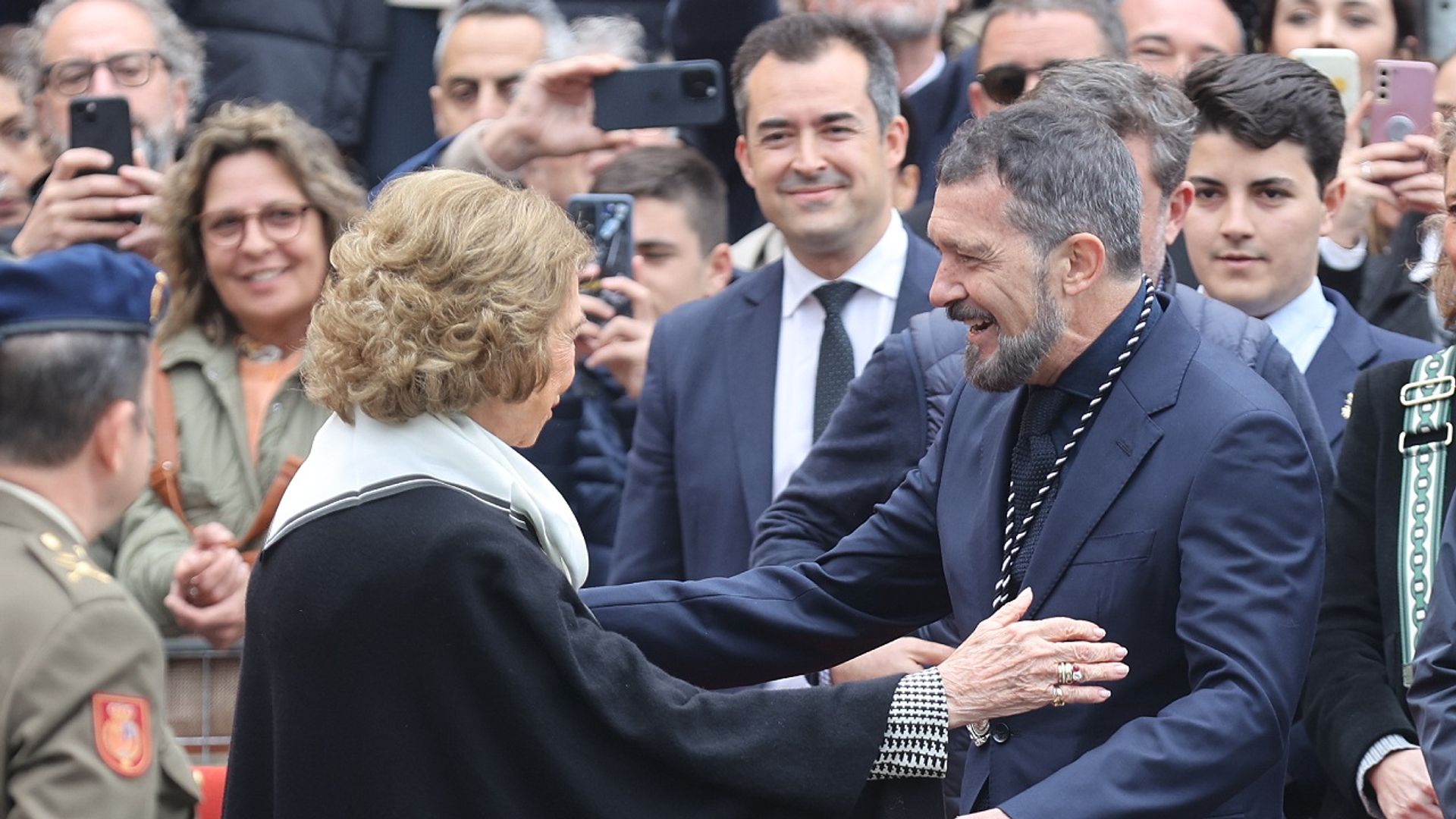 La emoción de la reina Sofía en el desembarco del Cristo de la Buena Muerte y su cariñoso saludo con Antonio Banderas