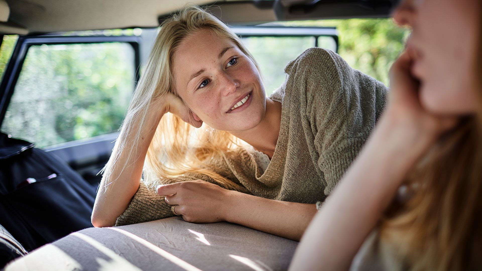 chica escuchando amiga
