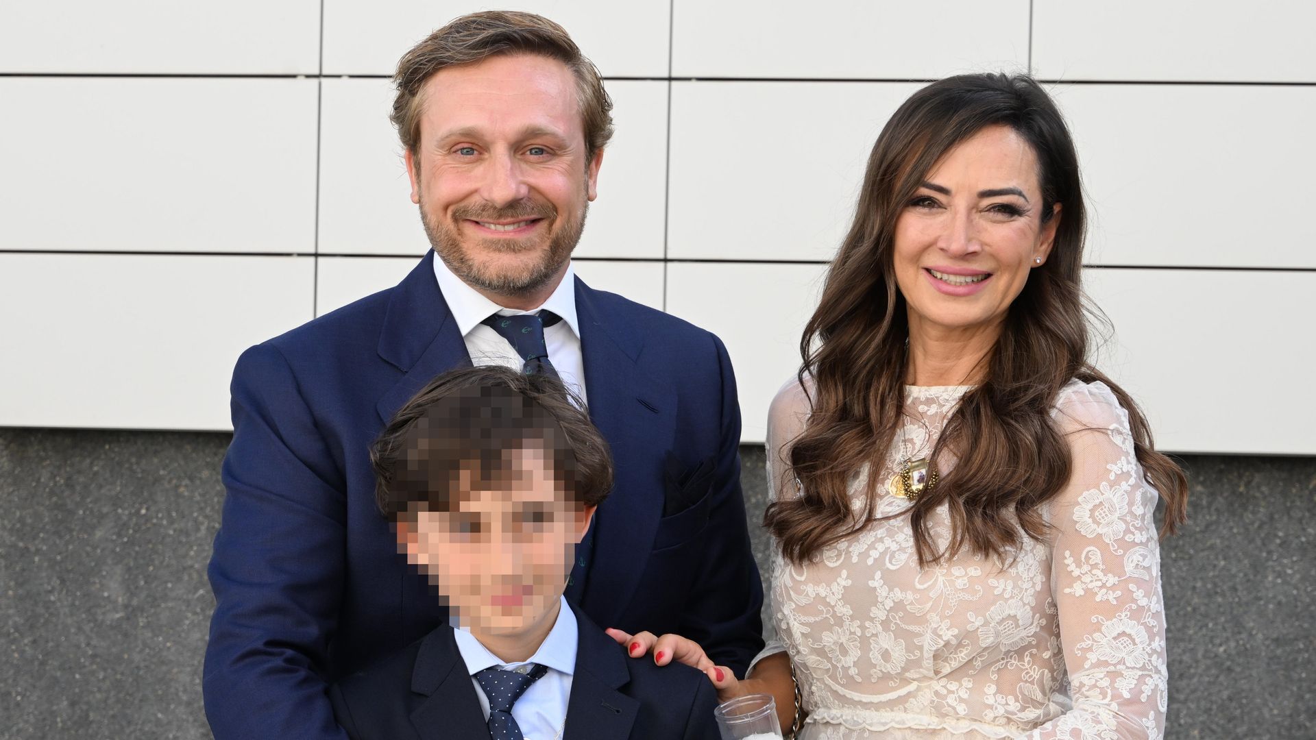 Juan Peña y Sonia González celebran la Comunión de su hijo, con Elena Tablada y Fonsi Nieto entre los invitados