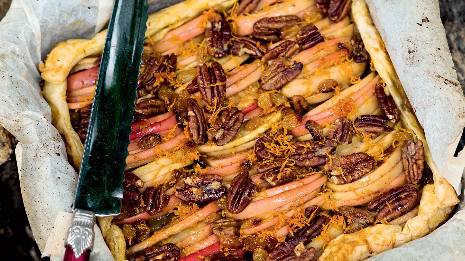 Tarta de natillas, manzana y nueces pecanas