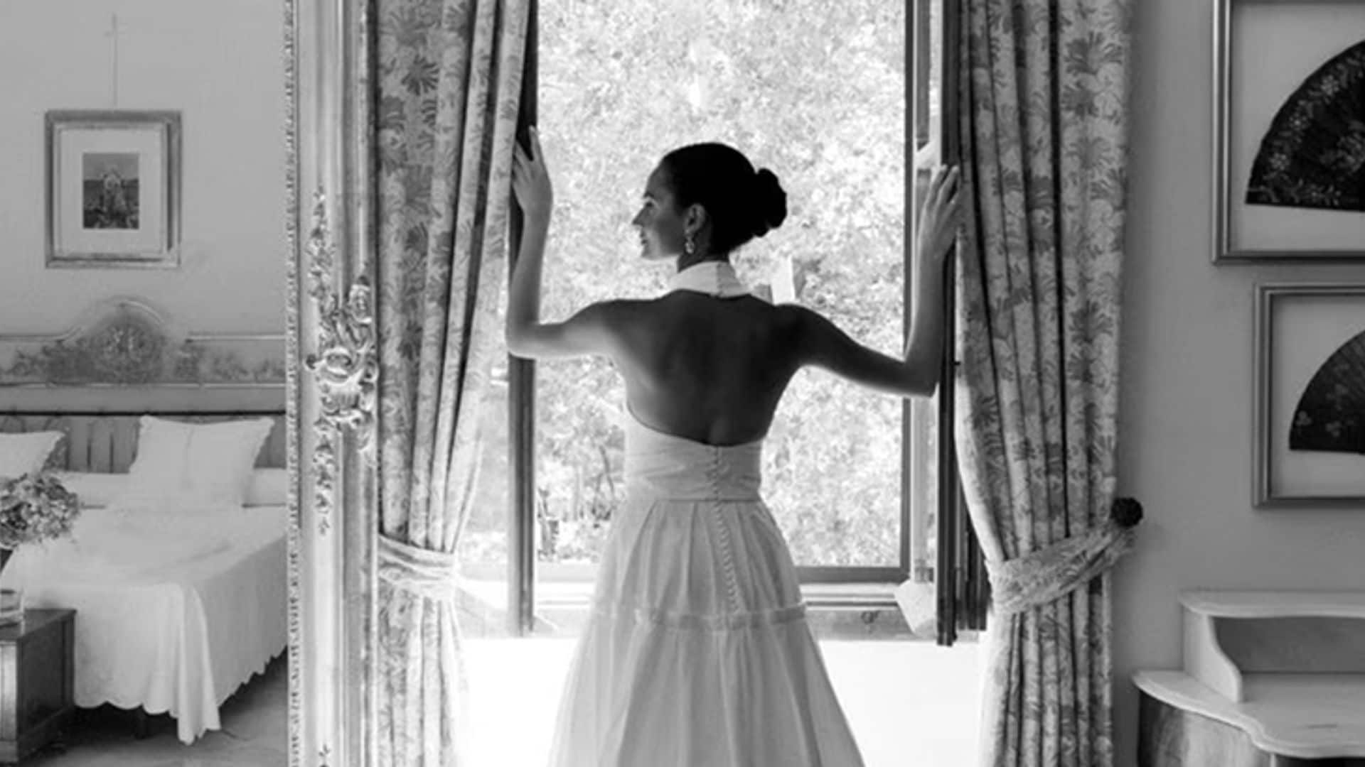 El original vestido de novia de Alejandra para su boda en Denia: escote 'halter' y falda panelada