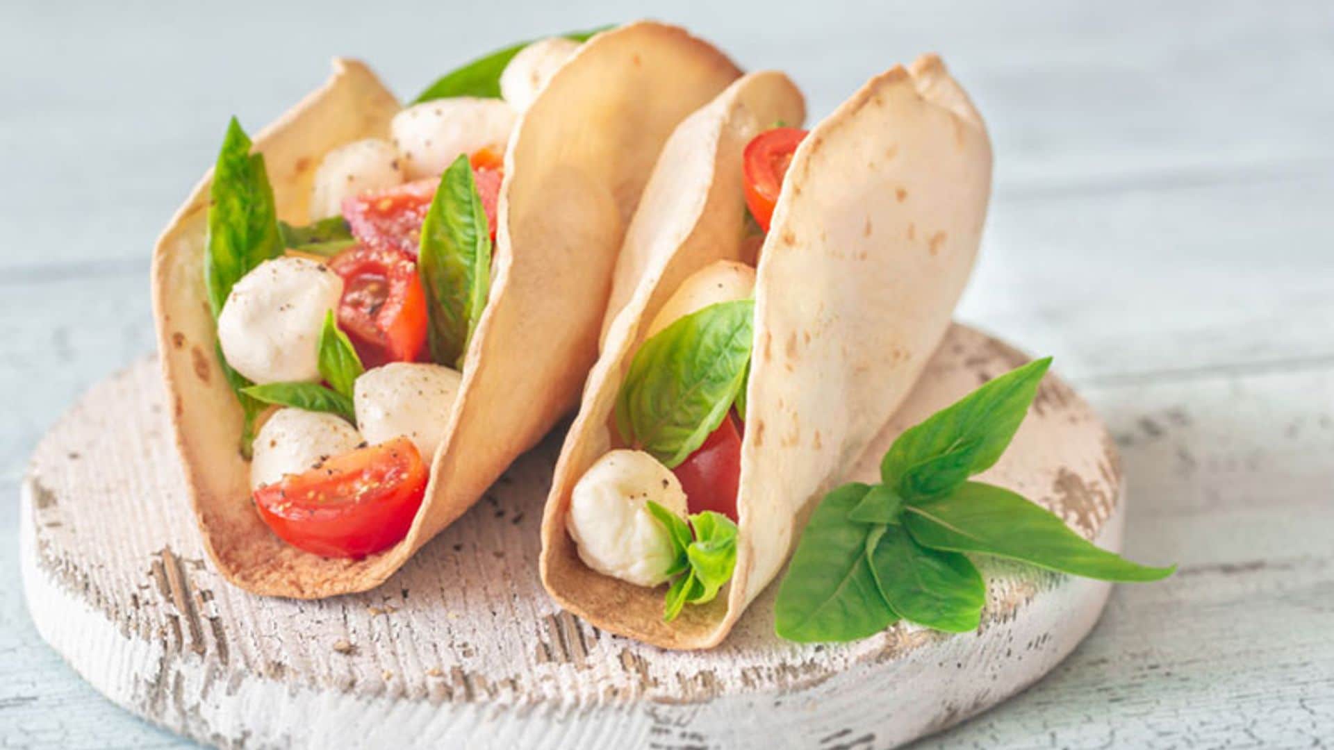 Aperitivo de tacos de ensalada caprese