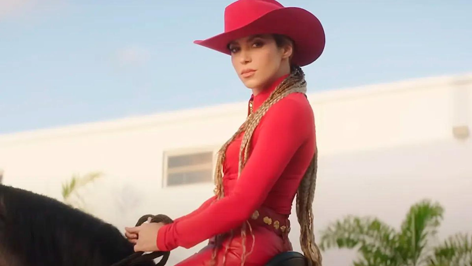 En su nuevo tema, Shakira defiende a su su niñera y arroja un ‘dardo’ al padre de Piqué