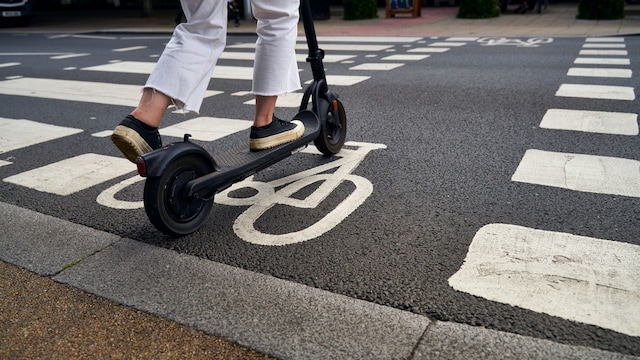 Mujer montando en un patinete eléctrico