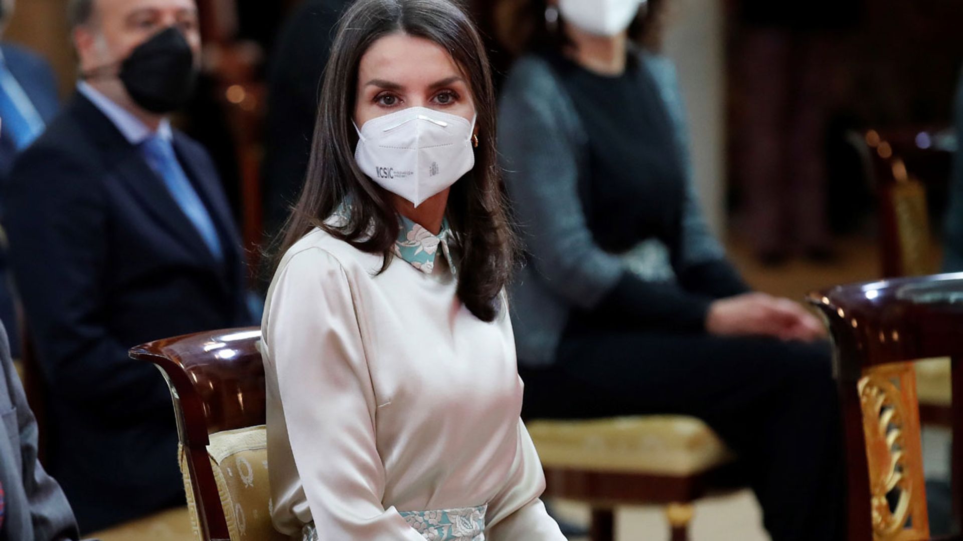 La Reina recupera su exclusiva falda 'mantón de Manila' de significativo color