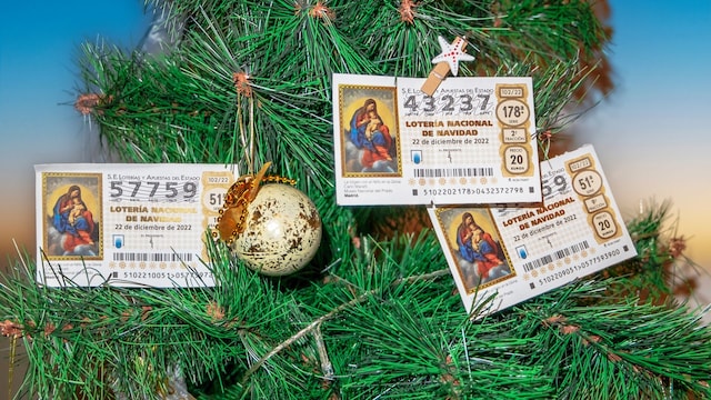 Décimos de lotería de Navidad colgados en un árbol de Navidad