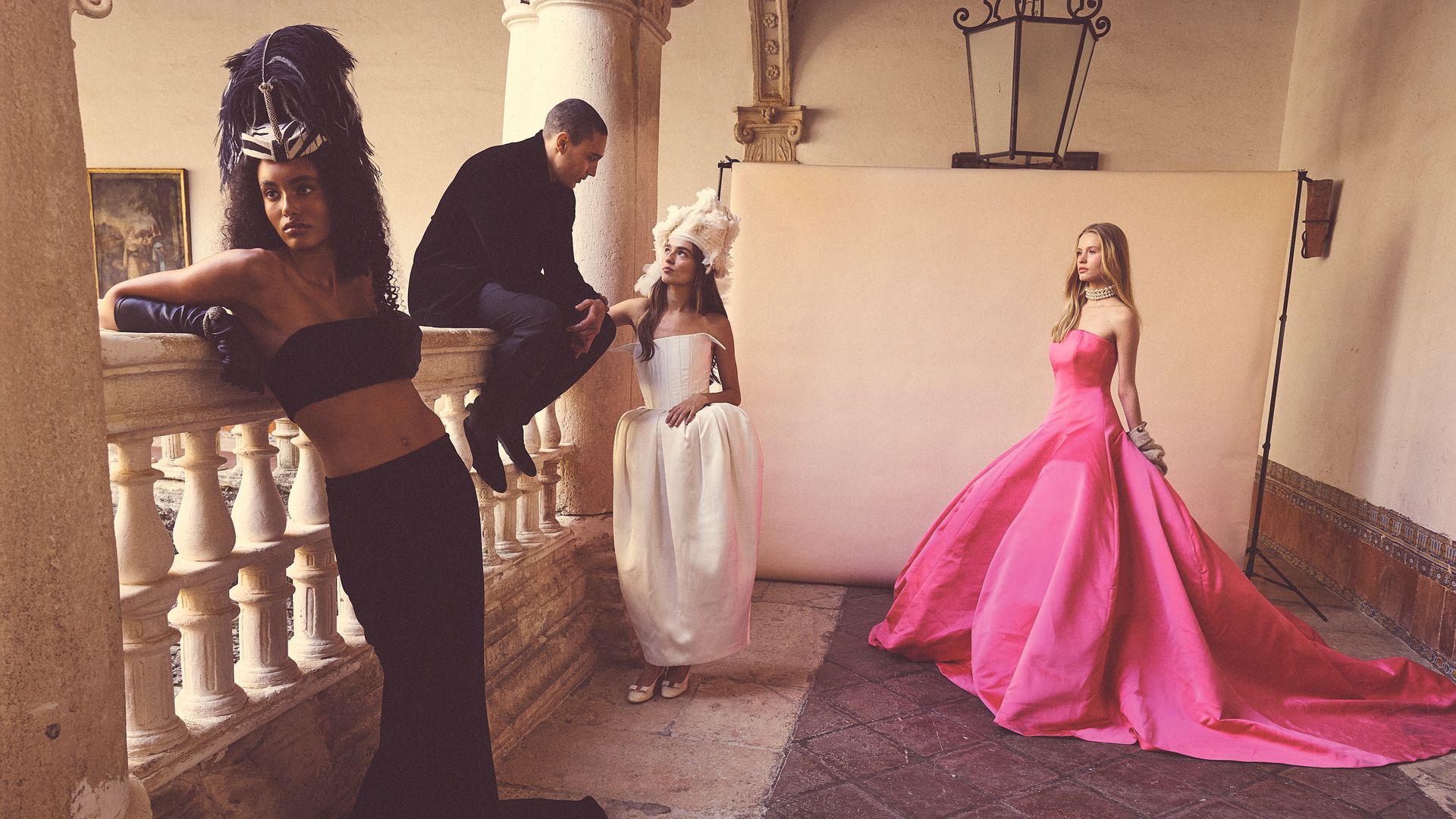 Las modelos llevan (de izq. a dcha.) top y falda, de Carolina Herrera; guantes, de Palomo Spain; tocado, de Tarantino, y joyas, de Barcena. En el centro, vestido, de Compte Spain, y tocado, de Mimoki Spain. A la derecha, vestido, de Redondo Brand, y chaqueta y collar, de Zara. 
El modelo posa 
con total look, de 
Giorgio Armani. 