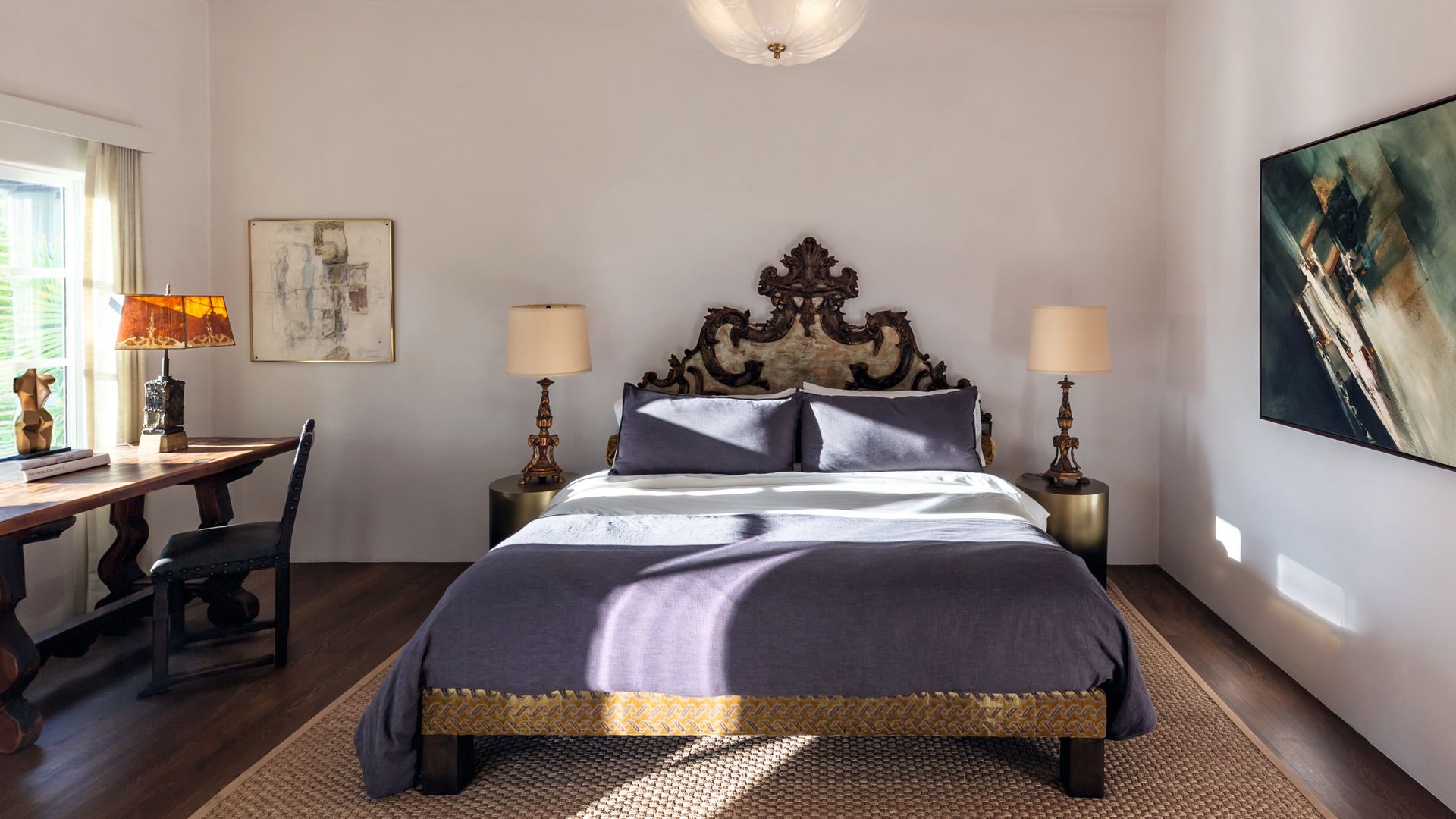 Una de las elegantes habitaciones de invitados, con cabecero español del siglo XVIII y lámparas italianas del XIX