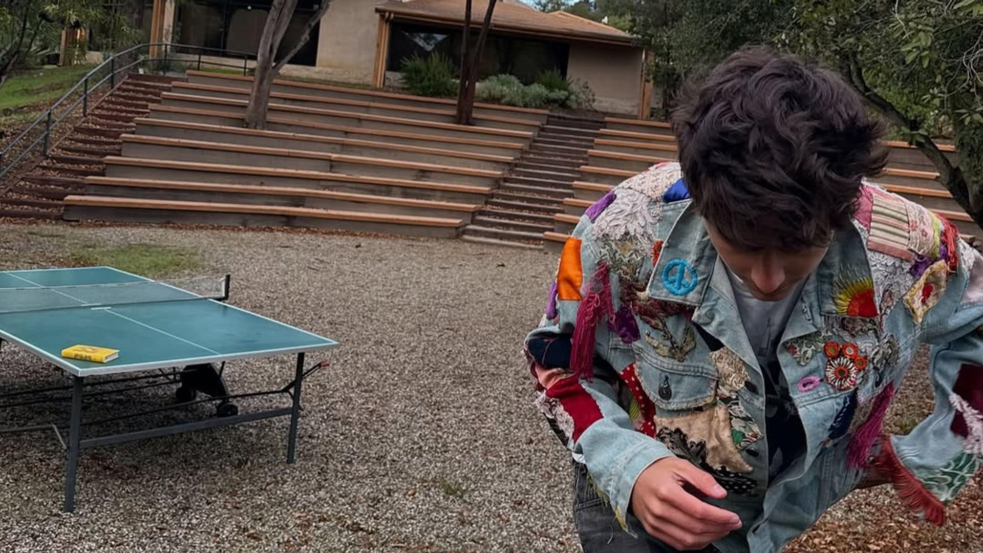 Timothée Chalamet puja por una chaqueta original de Bob Dylan y la compra por 23.000 euros