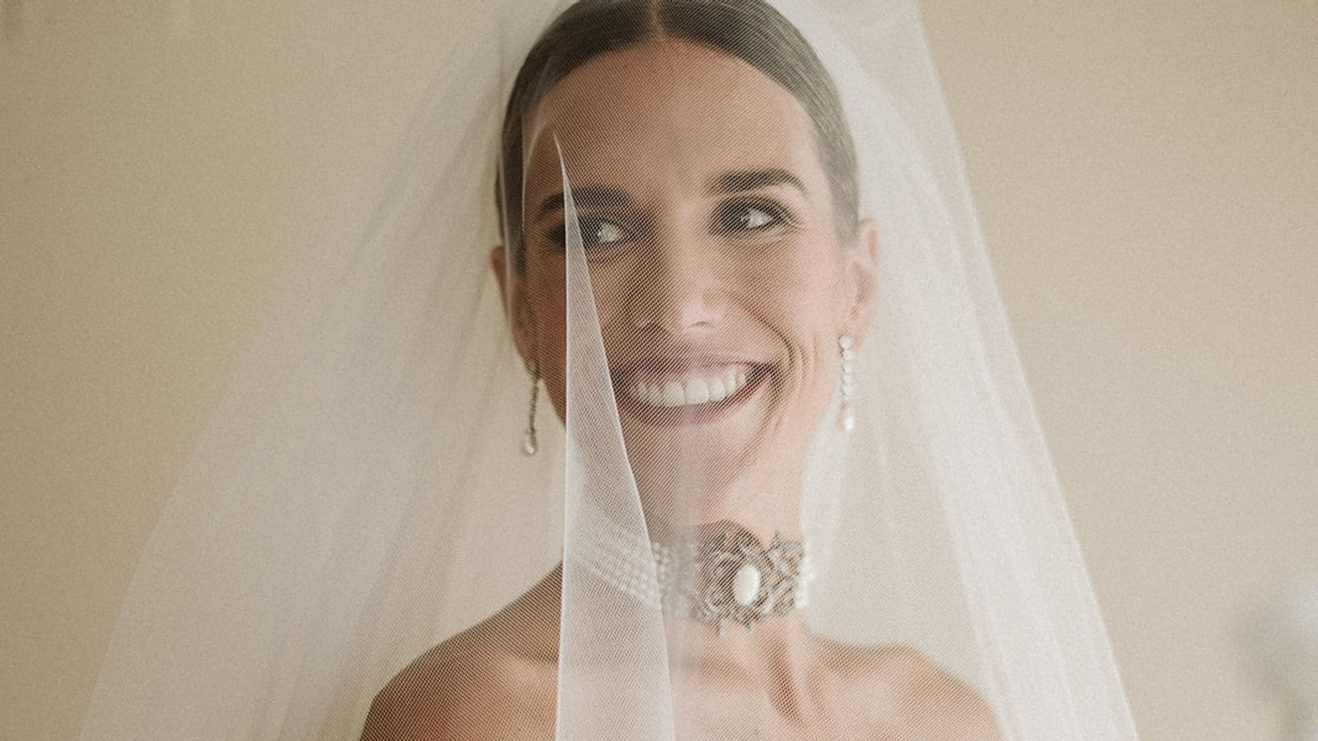 Chokers con perlas y camafeos o brillantes, la joya favorita de las novias que se casarán en los próximos 12 meses