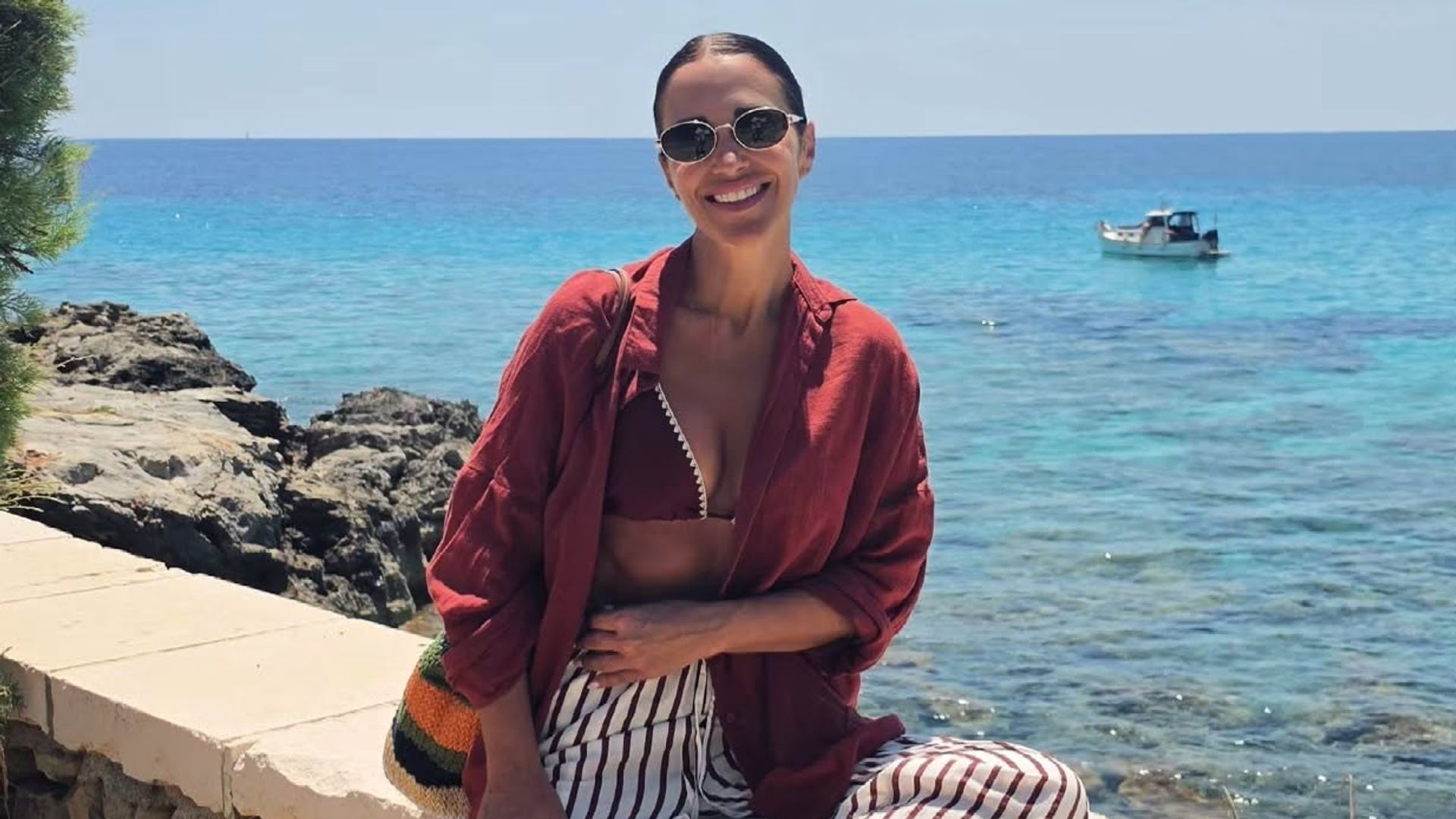 Paula Echevarría con conjunto de bikini, pantalón y camisa de Primark en la costa