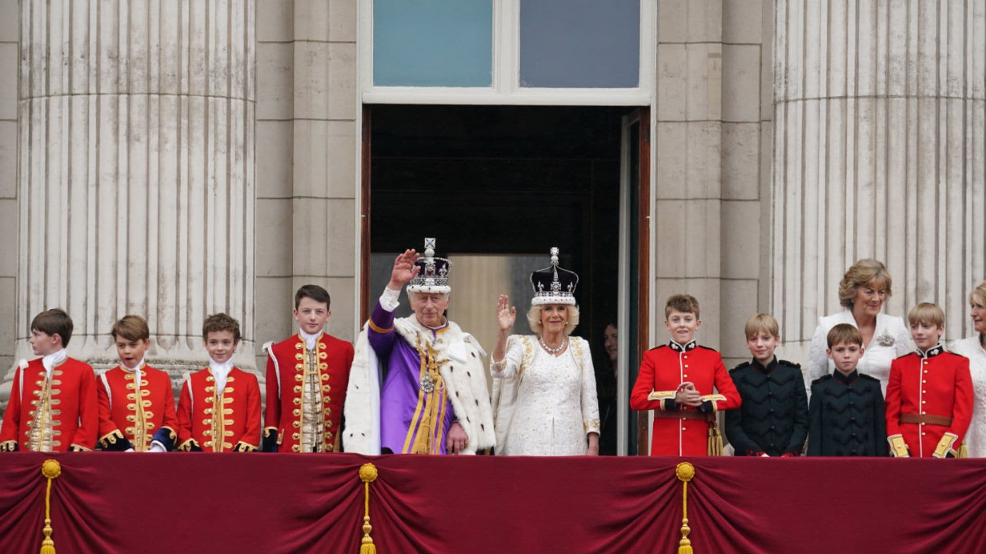 Carlos III se asoma por primera vez, como monarca del Reino Unido, al balcón del Palacio de Buckingham
