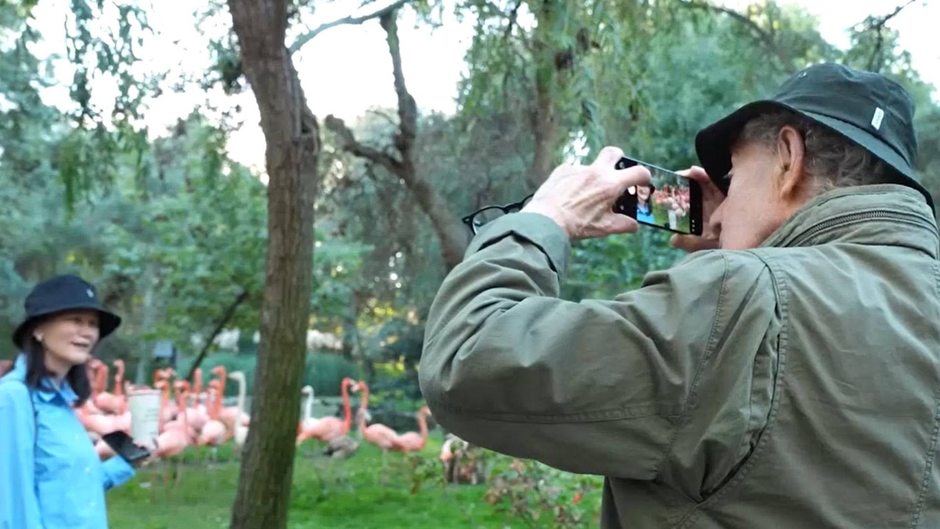 Woody Allen y Soon-Yi Previn visitan el Zoo de Madrid: el inesperado susto de un rinoceronte al cineasta