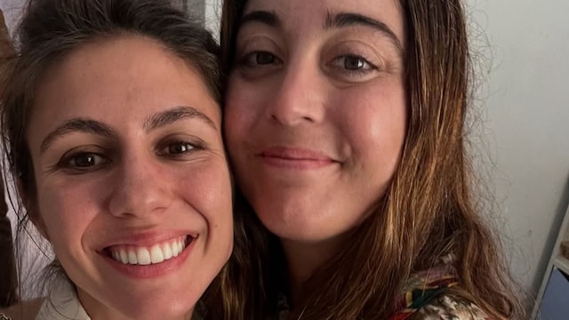 Ana Cristina Portillo con su amiga Belén Domínguez, en una foto durante su ingreso