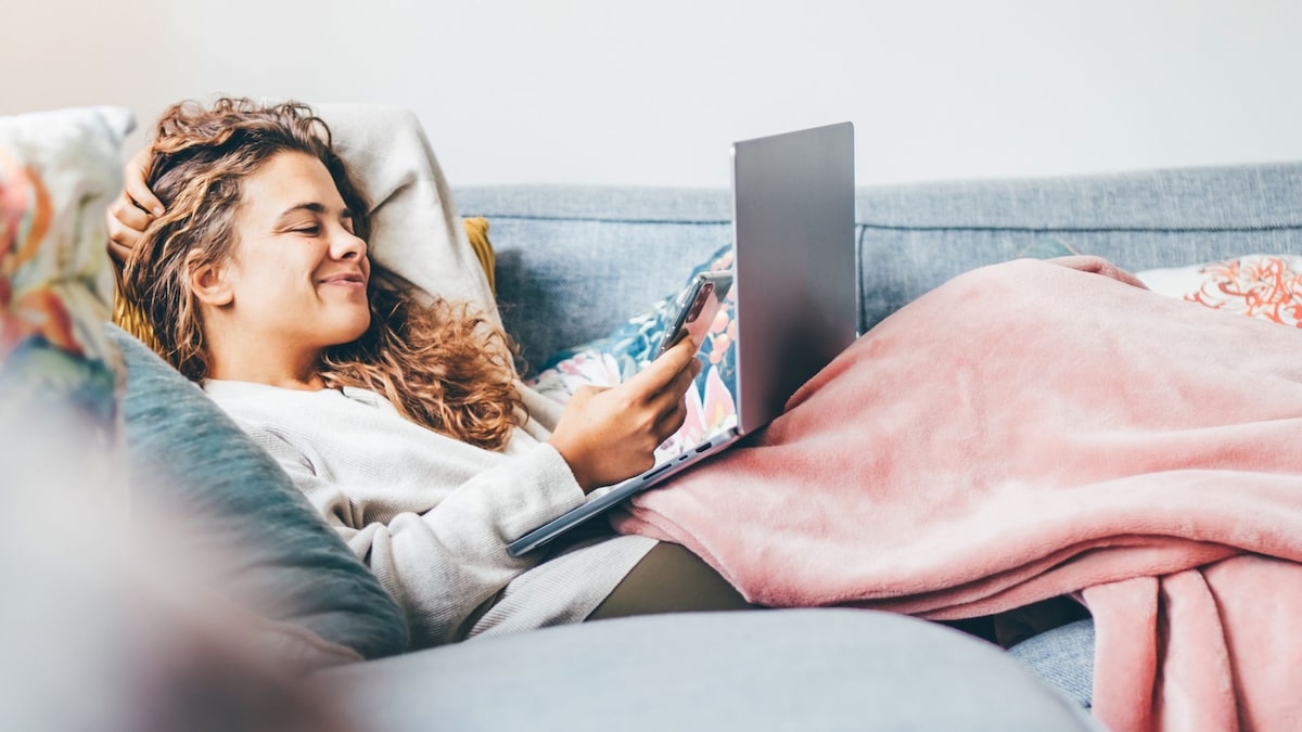 Prepara tu finde de 'sofá y peli' con esta manta térmica que te abriga y puede hacer que te duermas