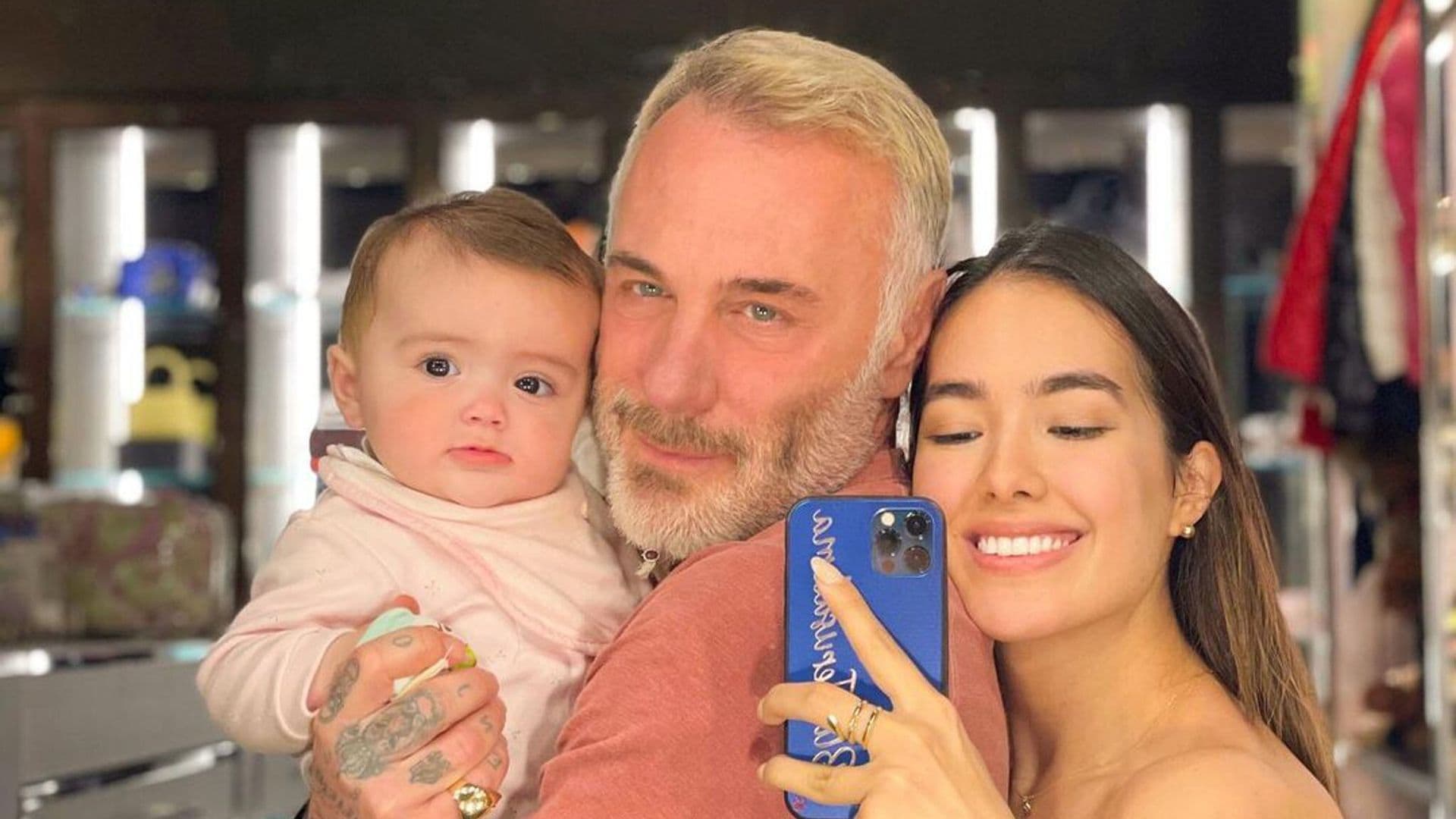 Tienes que ver la técnica que usan Gianluca Vacchi y Sharon Fonseca para arrullar a su hija