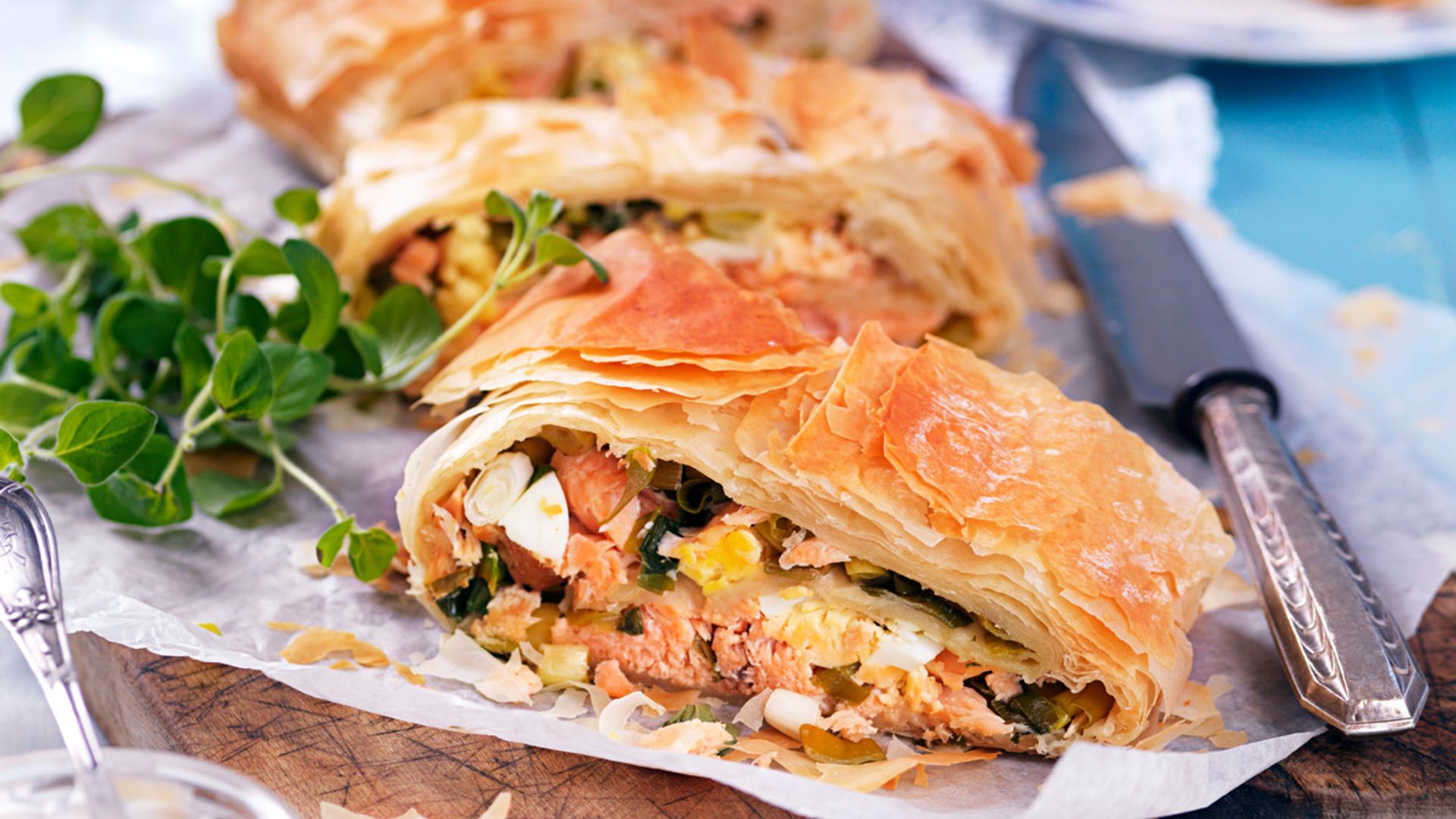 Hojaldre de salmón y puerro con ensalada de berros