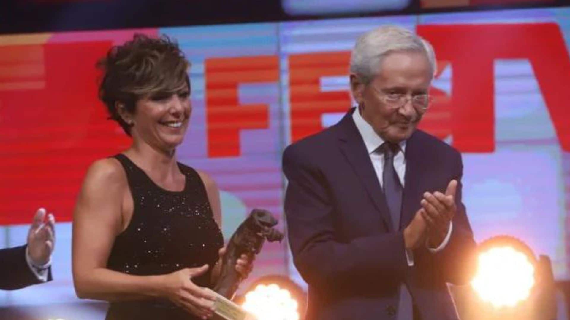 La emoción de Sonsoles Ónega al recibir un prestigioso galardón de manos de su padre Fernando