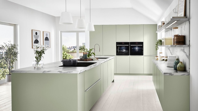 Cocina con muebles de color verde claro