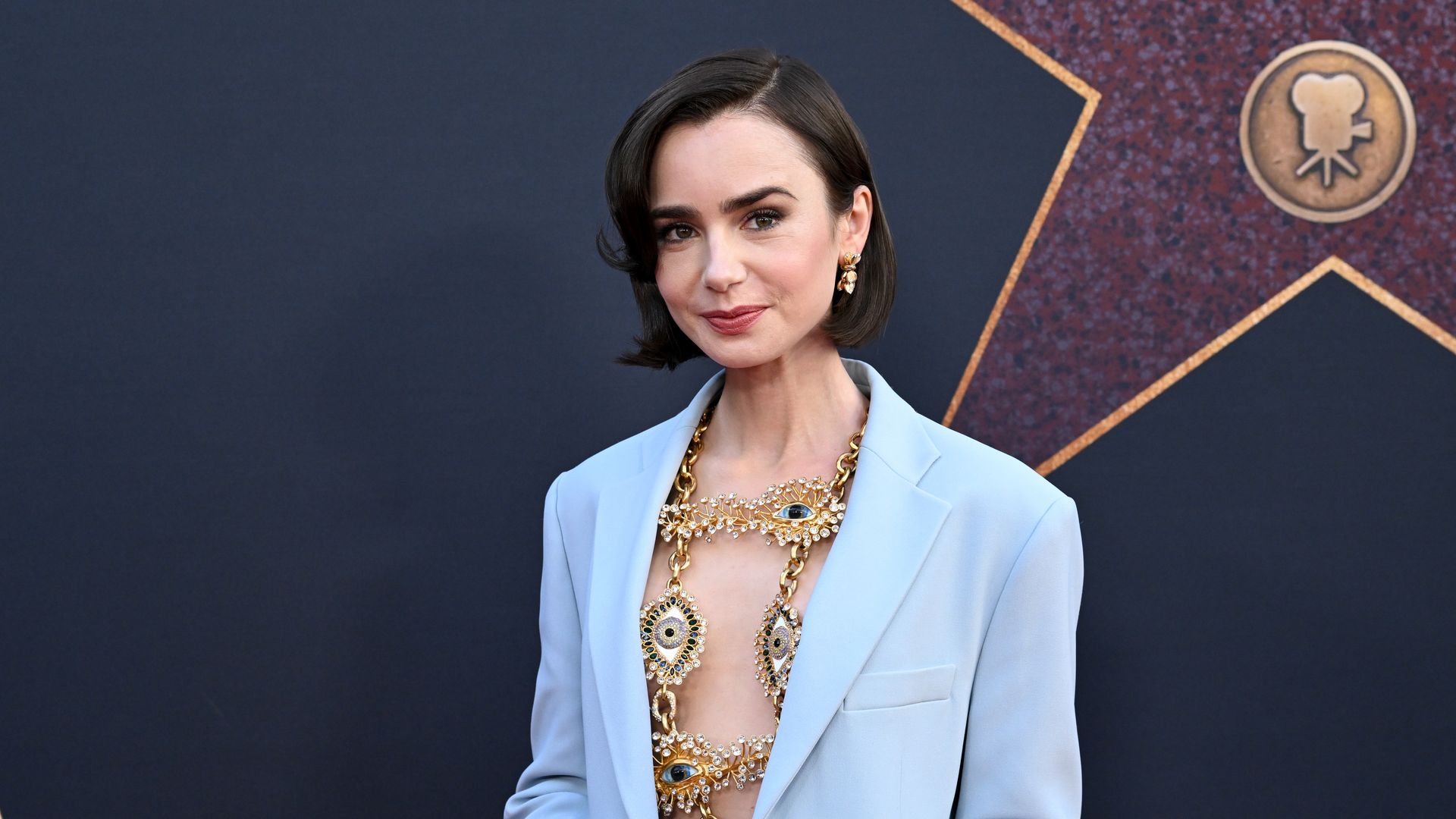 ¿Adiós a 'Emily in Paris'? Lily Collins estrena su nueva película con un atrevido conjunto... ¡y cambio de look radical!